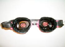 水中眼鏡のような装置を装着し、赤い光を見ていただきます。