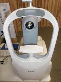 眼底カメラを正面から見た図