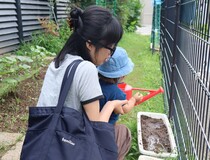 おうちの人と水やりしました