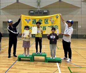 紙ヒコーキ大会・表彰式の様子①