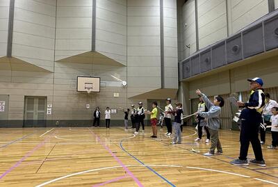 紙ヒコーキ大会・競技の様子