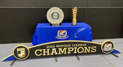 シャーレと優勝トロフィー