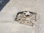 道路にあいた穴の写真