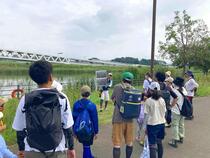 新横浜公園での自然観察・遊水地の解説の様子