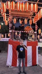 やぐらの前でご挨拶する区長