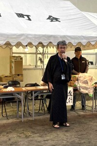 浴衣でご挨拶する区長