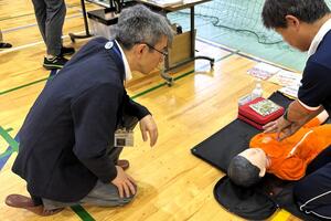 救命講習を受ける区長
