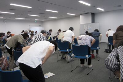 Dr. Kuroda is teaching exercise guidance