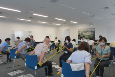 二人で行うゴムバンド体操