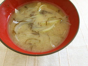 Miso soup with onion and mozuku