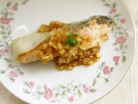 La salsa de cebolla de estilo japonesa de salmón crudo sofrito