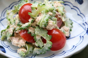 Salad cá ngừ mướp đắng