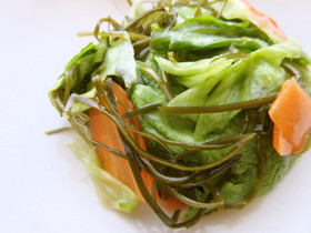 Salad rau diếp và tảo bẹ cắt nhỏ