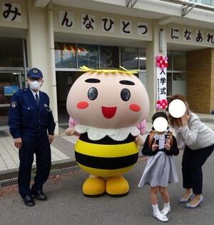 Taro 83 appears at the entrance ceremony of elementary school studenｔ Aibuyama Elementary School
