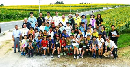 Group photo at Himawarino-oka