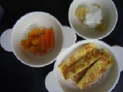 Hình ảnh bánh mì nướng kiểu Pháp, cà rốt, bí ngô cắt nhỏ và sữa chua chuối