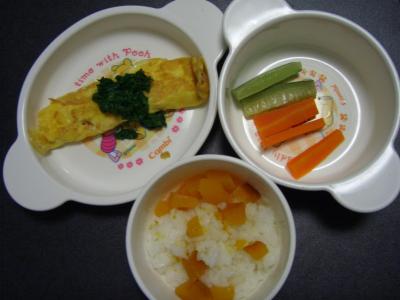 南瓜飯，鮭魚的煎蛋卷，胡蘿卜和黃瓜的桿蔬菜照片