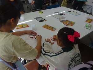 笑顔を描くこどもたち