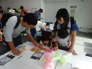 家族で制作している様子