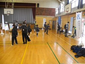 体育館で子ども向けスポーツ体験会の様子