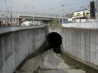 日野立体交差点脇の分水路導水トンネル