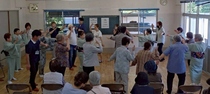 色々な踊りを楽しく踊っています