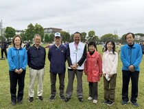 スポーツ推進委員、港南台連合役員の皆様と栗原区長の集合写真