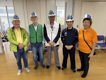 区長や会長たちが並んで記念撮影