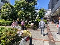 駅周辺の清掃風景