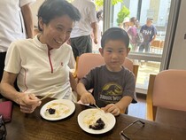 子どもがお餅を食べている様子