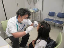 歯科医師が子どもを診察する姿