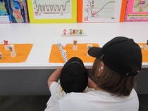 射的ゲームを行う親子