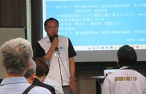 区長がスクリーン前「こうなん災害時協働隊」について説明