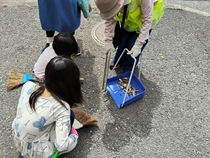 子どもたちが懸命に掃除をしているところ