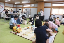 カフェで親子たちが穏やかに過ごしている様子