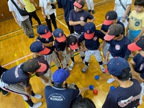 ボッチャ講座に真剣に耳を傾ける少年野球チーム