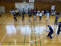 ジャックボール(白玉)を目がけてスローしてるところ