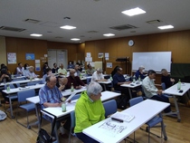 会議参加者の皆さまが報告を真剣に聞く様子