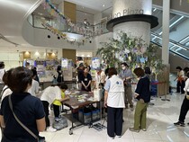 会場にたくさんお客様が来場している様子