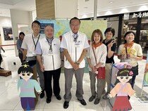 連絡会の方と区長との集合写真