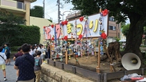 会場に集まる様子