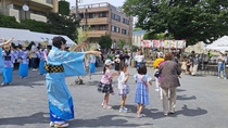 短冊で彩られた笹竹を囲み、子どもたちが踊る様子
