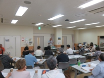 参加者が演奏などに集中している様子
