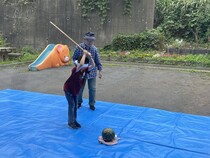 まさにスイカを割るところ