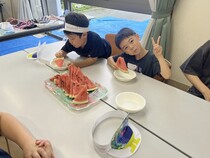 笑顔でスイカを食べる子どもたち