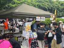 飲食ブースがにぎわう様子