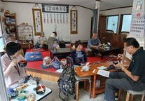 区長と一緒に食べてます