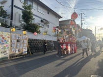 町内会館前の路上で行われた盆踊りの様子