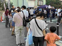 模擬店に行列ができている様子