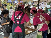 模擬店で忙しくする町内会の方々